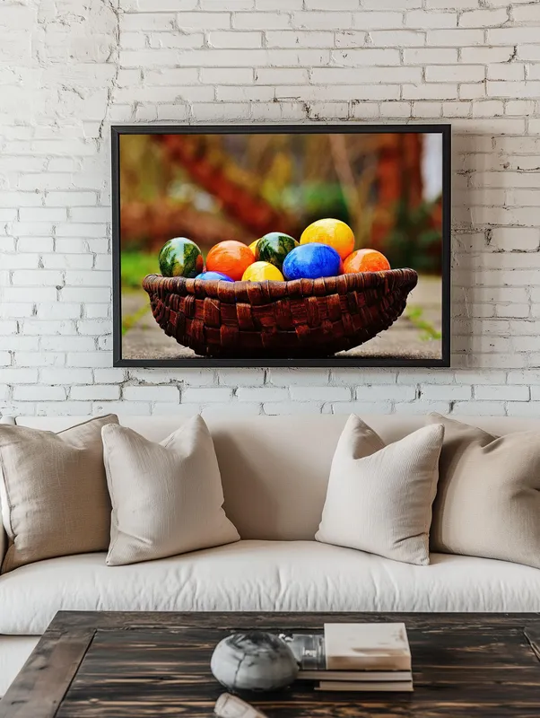 Постер «Яркие пасхальные яйца» на стене в офисе