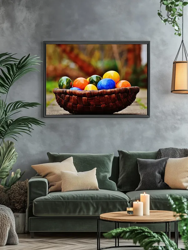 Постер «Яркие пасхальные яйца» над диваном в гостиной