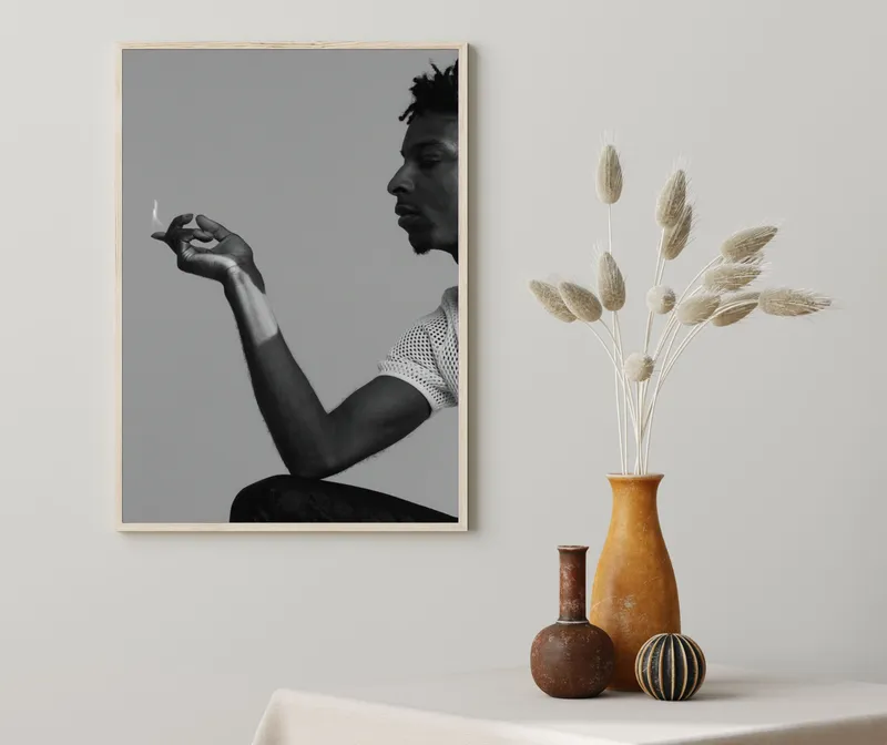 Постер «21 Savage с огнём в руке» над диваном в гостиной