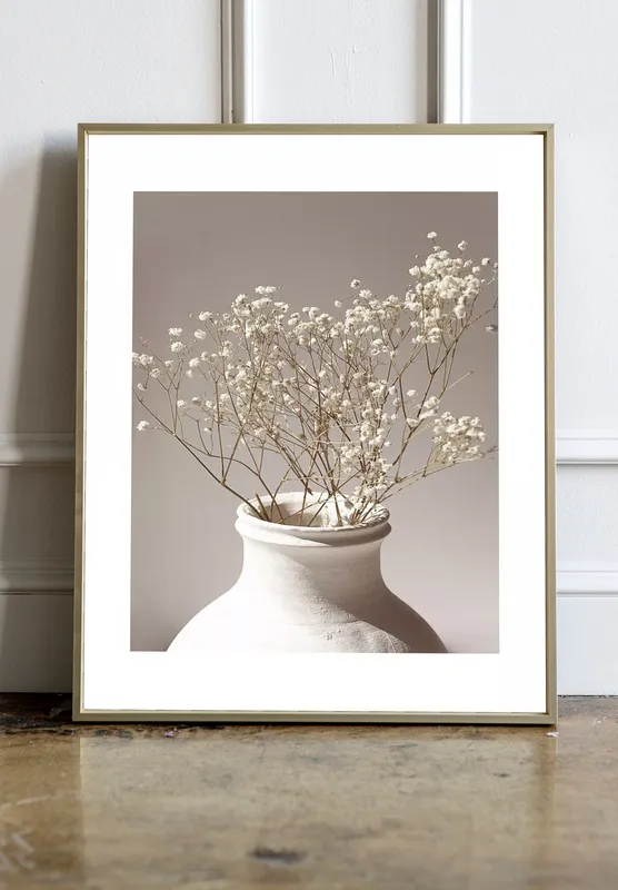 Постер «Ваза с Сухоцветами» над диваном в гостиной