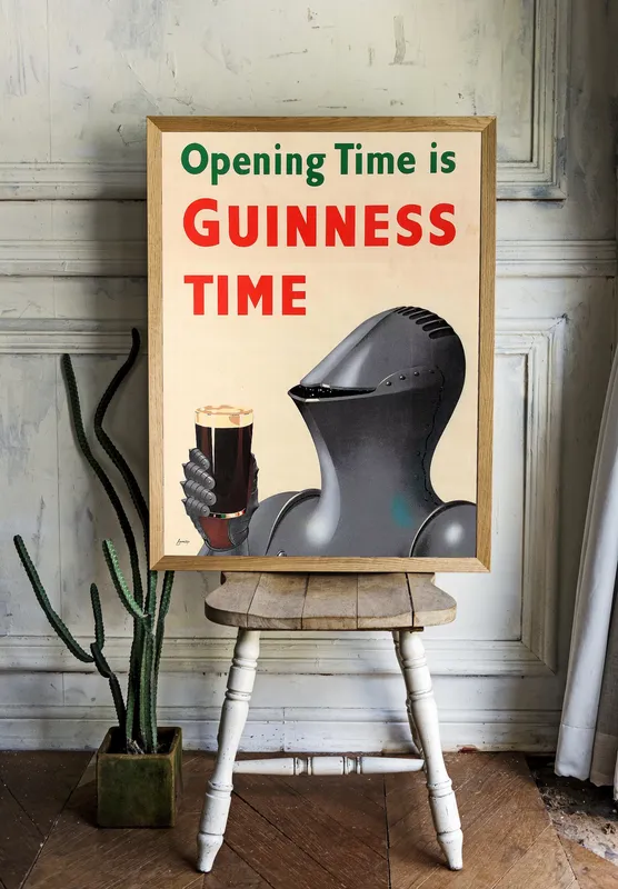 Постер «Рыцарь с бокалом» на стене в офисе