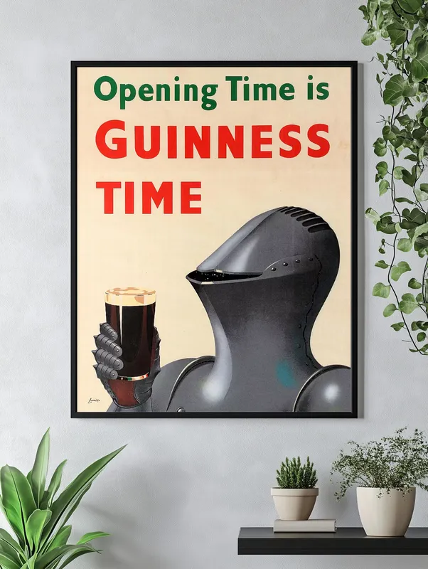 Постер «Рыцарь с бокалом» над диваном в гостиной