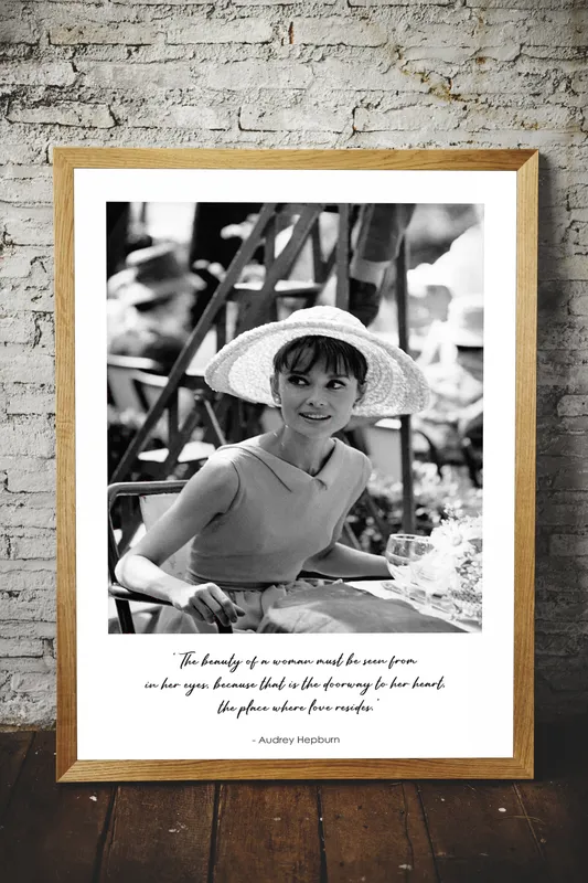 Постер «Одри Хепберн 1964» на стене в офисе