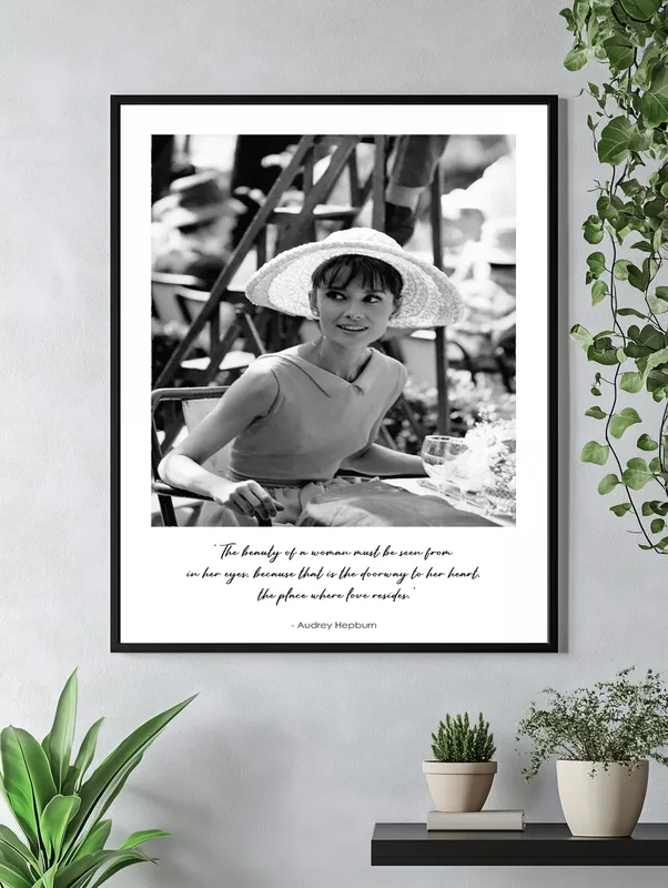 Постер «Одри Хепберн 1964» над диваном в гостиной
