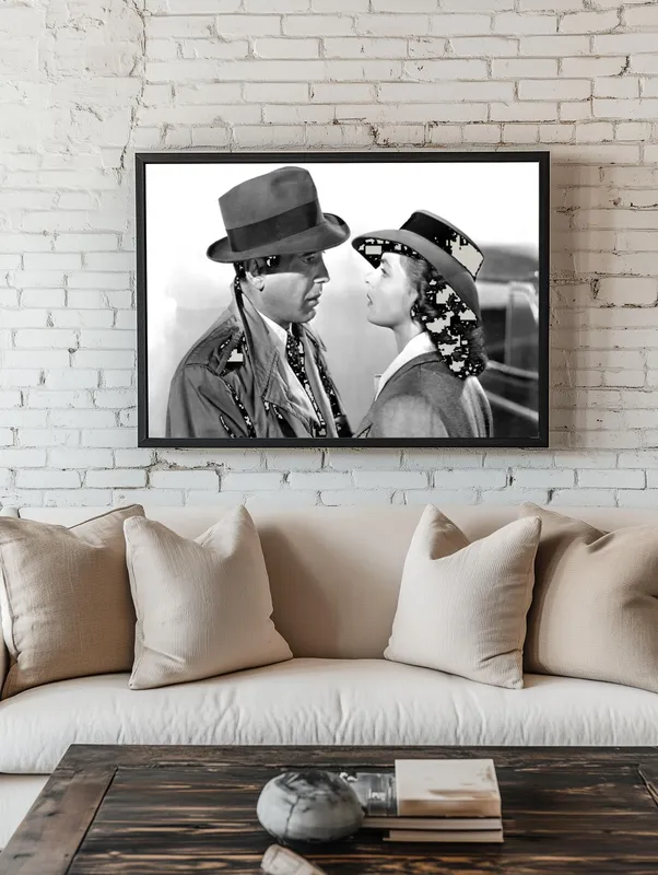 Постер «Касабланка» над диваном в гостиной