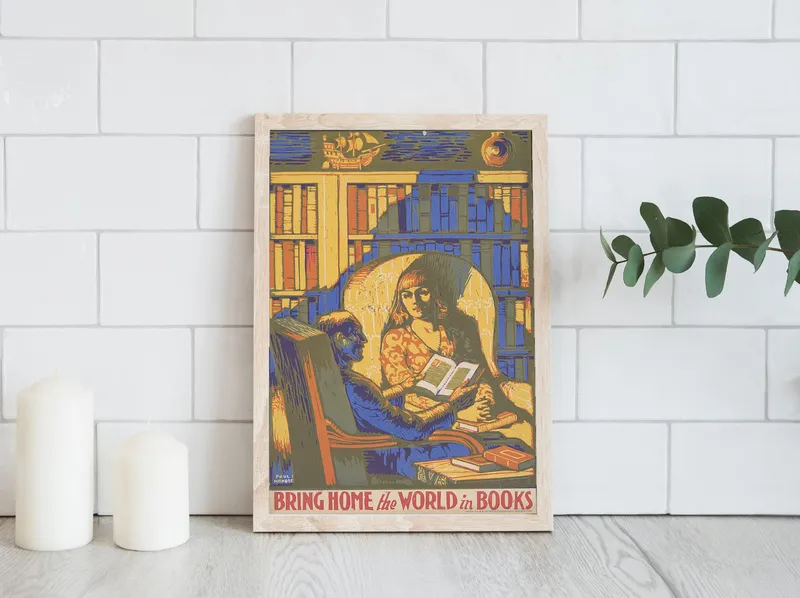 Постер «Книги - Принесите домой мир в книгах» над диваном в гостиной