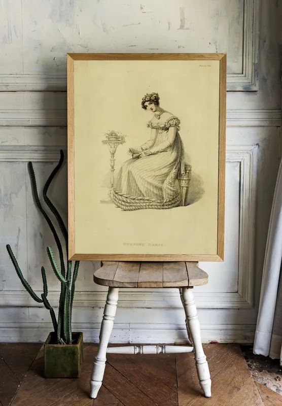 Постер «Чтение в саду» над диваном в гостиной