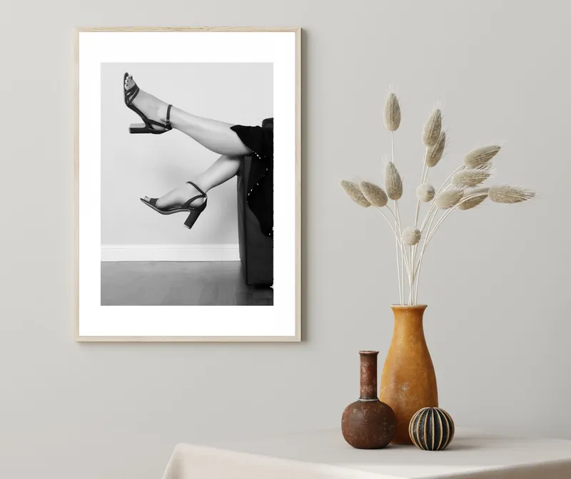 Постер «Летние Туфли» над диваном в гостиной