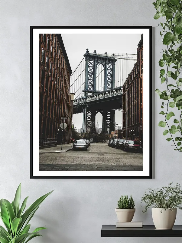 Постер «Манхэттенский мост» на стене в офисе