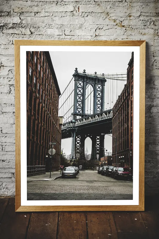 Постер «Манхэттенский мост» над диваном в гостиной