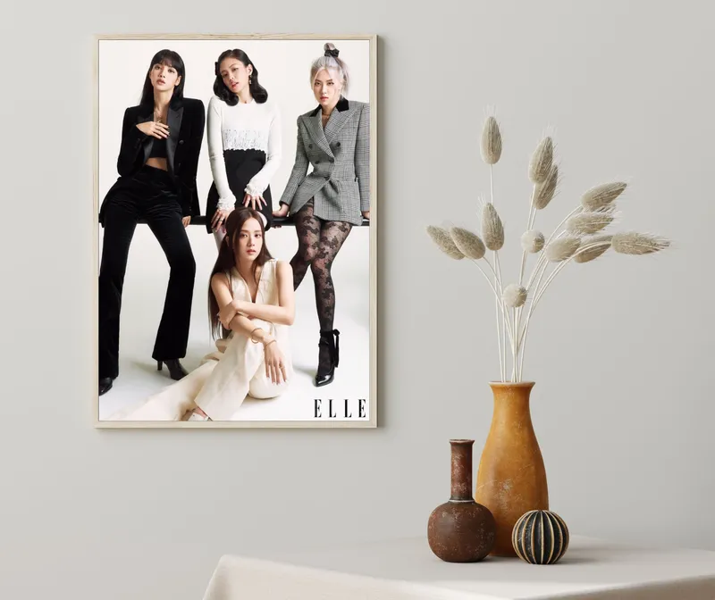 Постер «Группа BlackPink» на стене в офисе