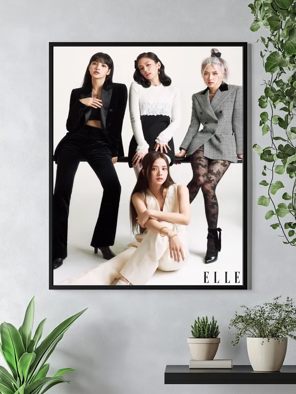 Постер «Группа BlackPink» над диваном в гостиной