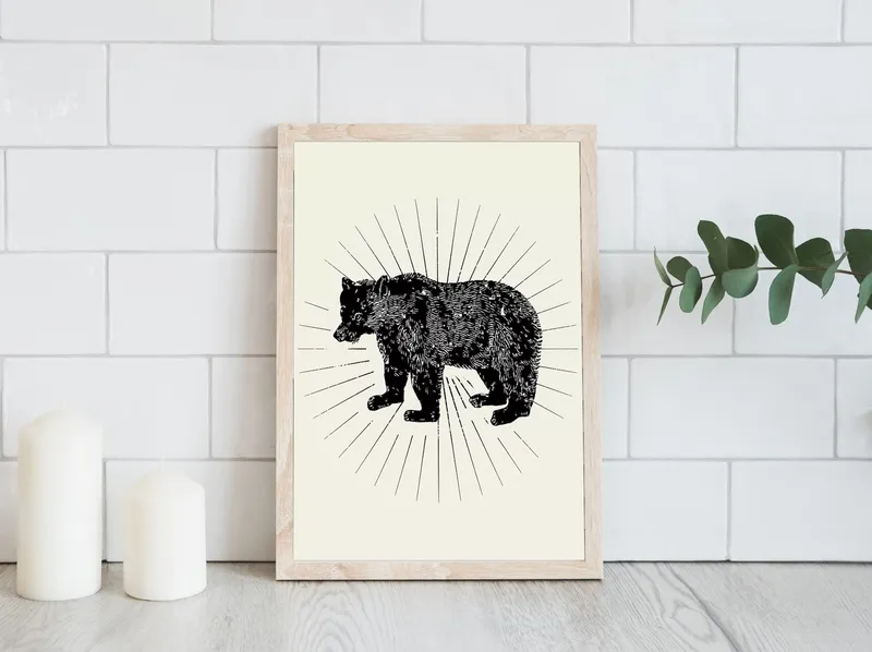 Постер «Большой медведь» над диваном в гостиной