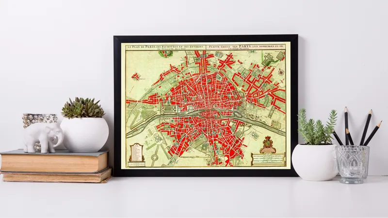 Постер «Старинный план Парижа» над диваном в гостиной