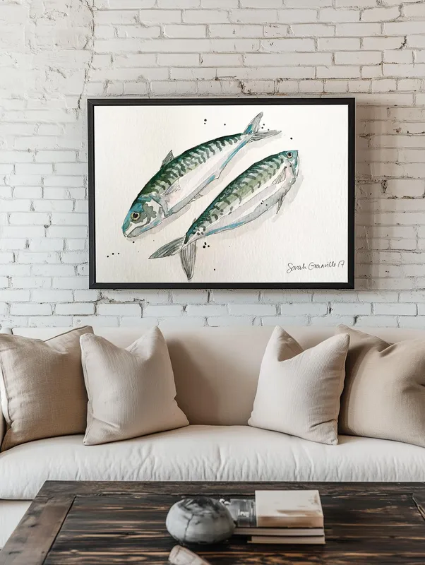 Постер «Скумбрия» над диваном в гостиной