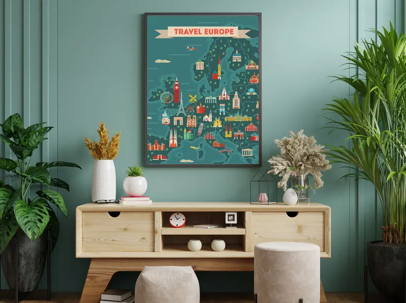 Постер «Постер «Европа»» над диваном в гостиной