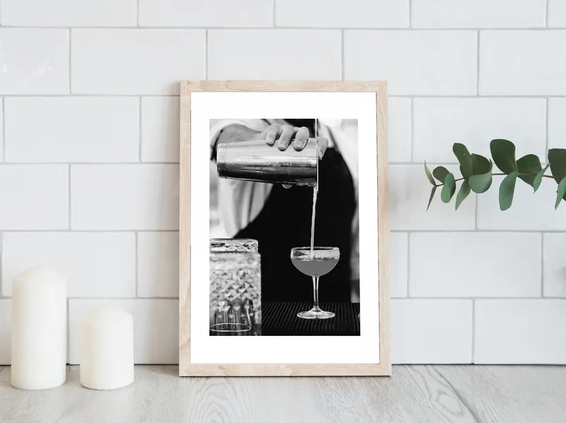 Постер «Коктейль Дайкири» над диваном в гостиной