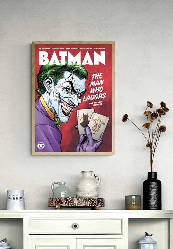 Постер «Джокер с картами» на стене в офисе