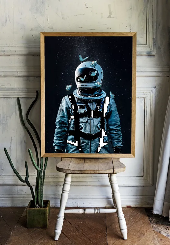 Постер «Астронавт» над диваном в гостиной