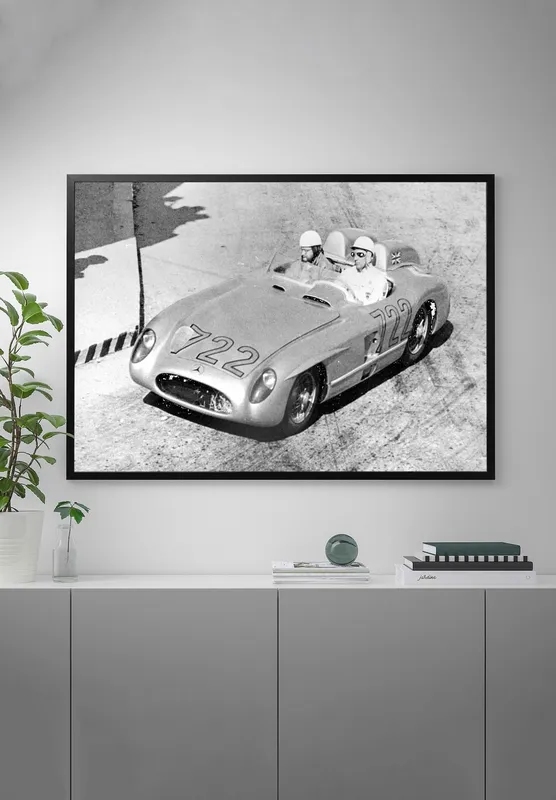Постер «Гонка Тысяча миль» на стене в офисе