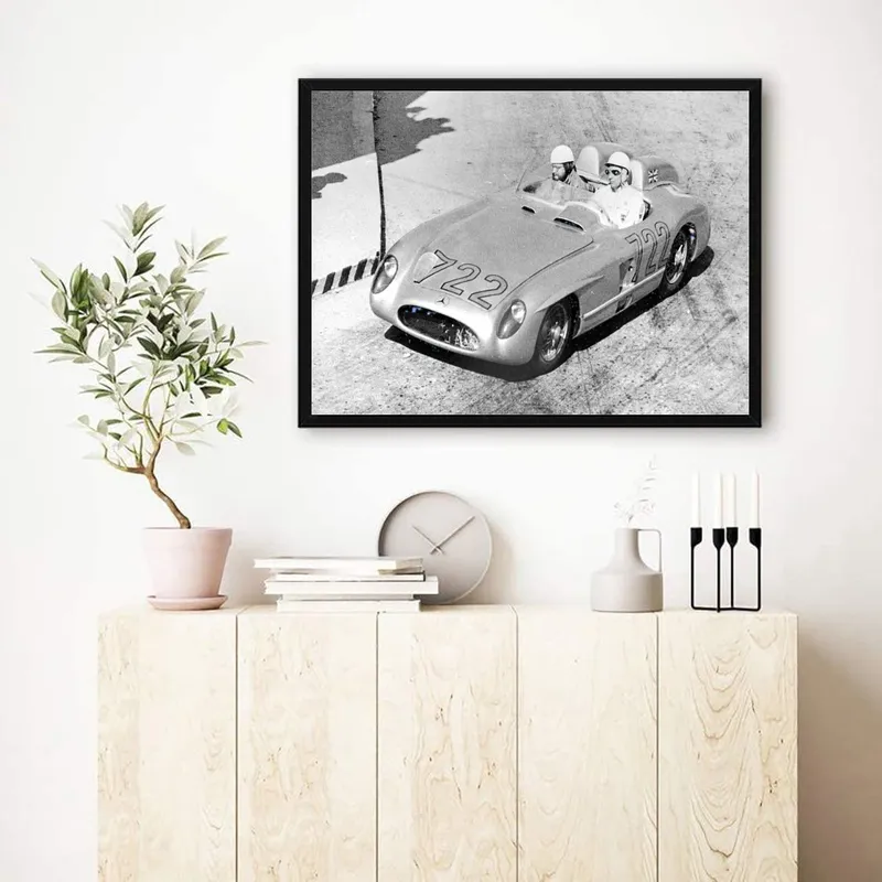 Постер «Гонка Тысяча миль» над диваном в гостиной