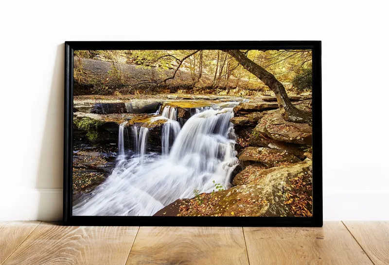 Постер «Водопад Данлоуп» на стене в офисе