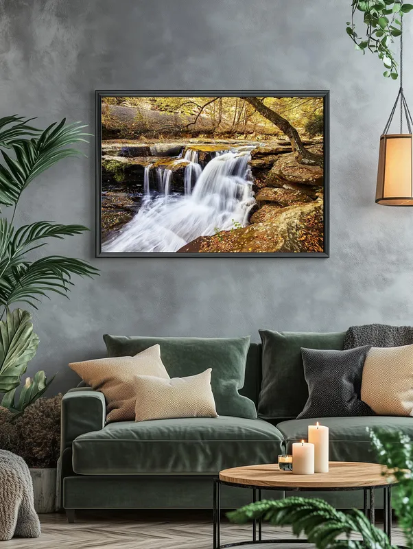 Постер «Водопад Данлоуп» над диваном в гостиной
