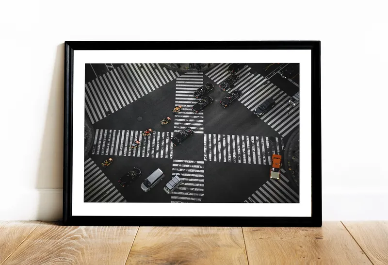 Постер «Перекрёсток» над диваном в гостиной