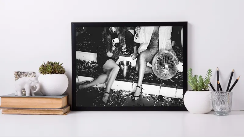 Постер «Вечеринка с Диско-шаром» на стене в офисе