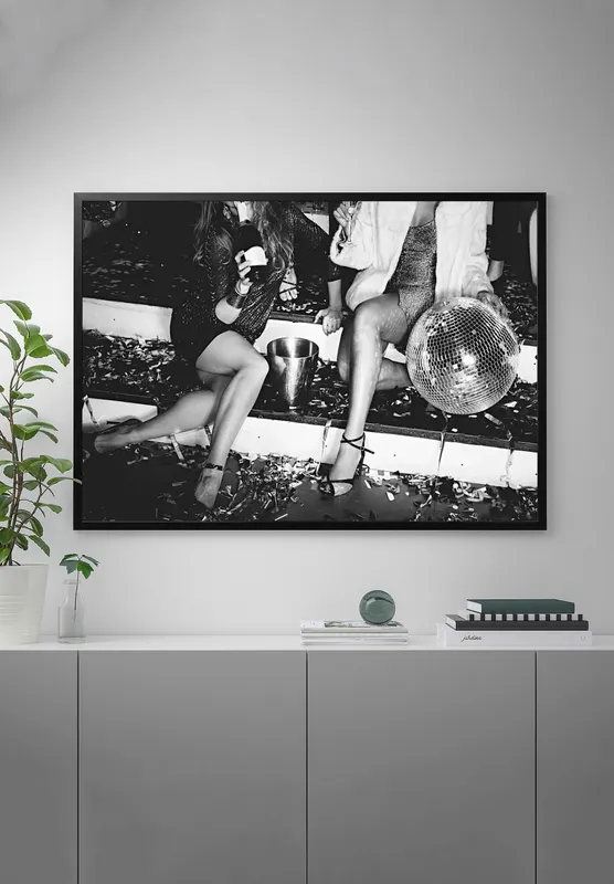 Постер «Вечеринка с Диско-шаром» над диваном в гостиной