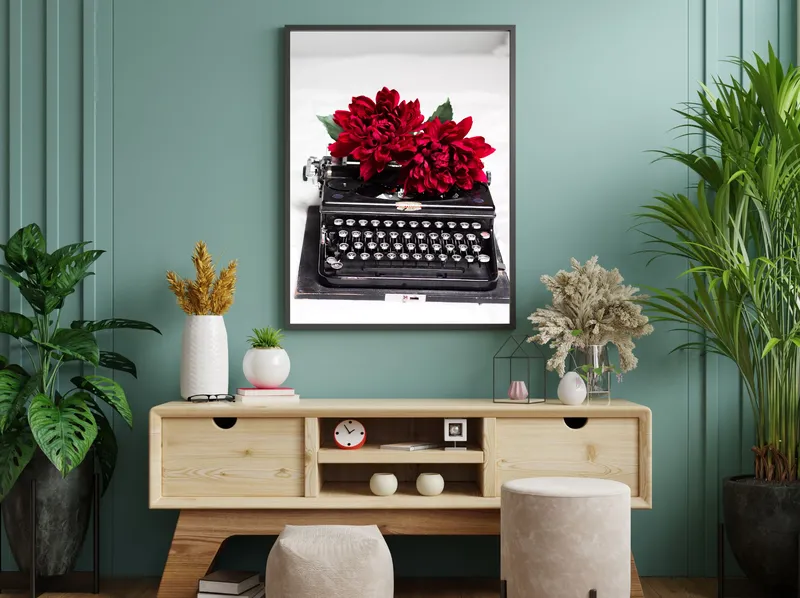 Постер «Романтика 1868» над диваном в гостиной