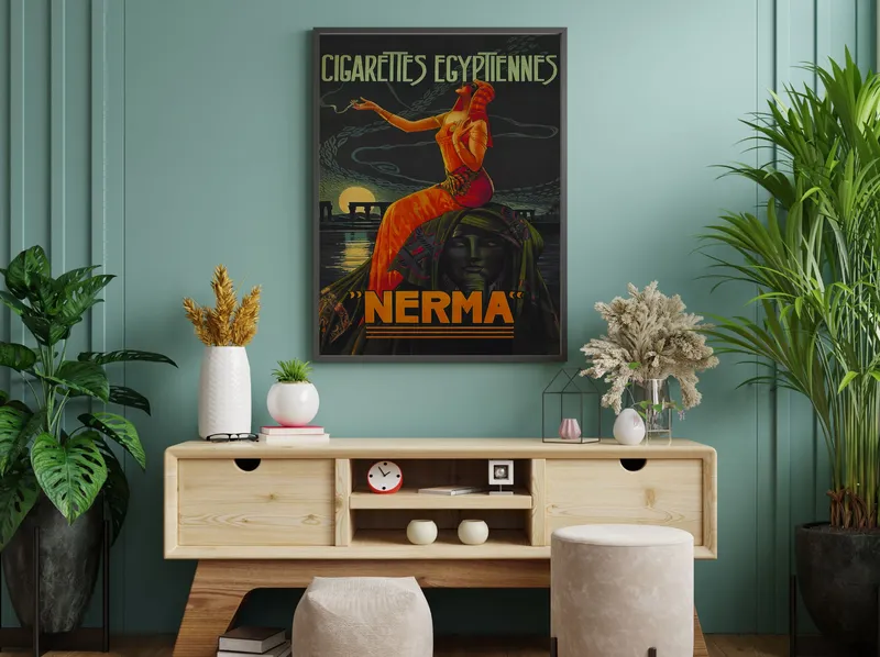 Постер «Египтянка» над диваном в гостиной