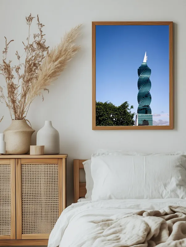 Постер «Башня Революции» над диваном в гостиной