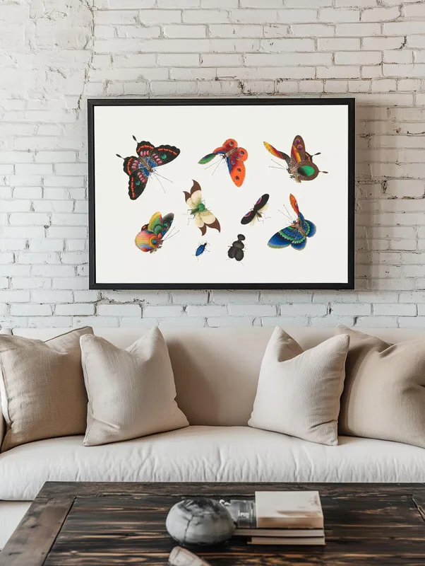 Постер «Порхание бабочек» над диваном в гостиной
