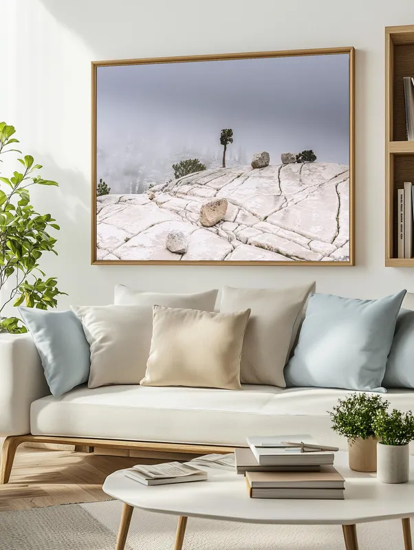 Постер «Национальный Парк Йосемити» над диваном в гостиной