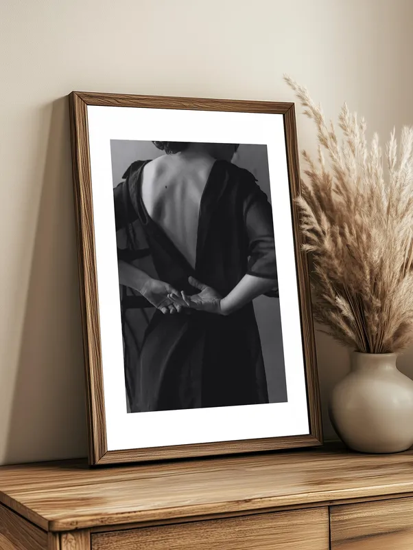 Постер «Эстетика Женского Тела» на стене в офисе