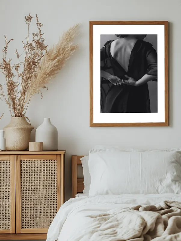 Постер «Эстетика Женского Тела» над диваном в гостиной