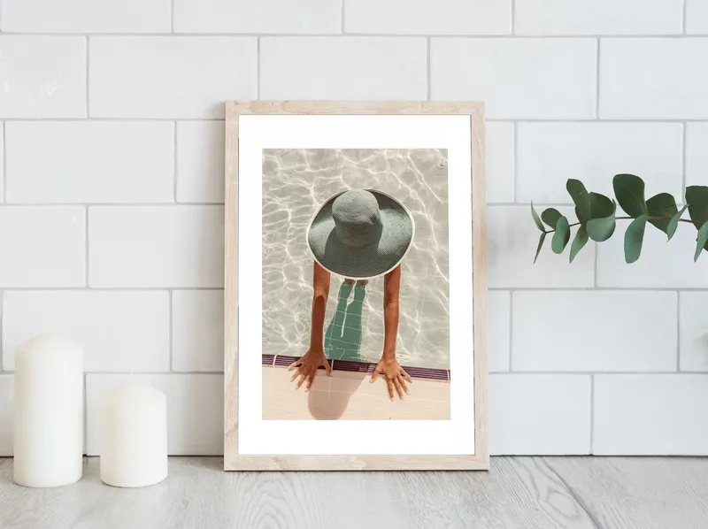 Постер «Отдых в Бассейне» на стене в офисе