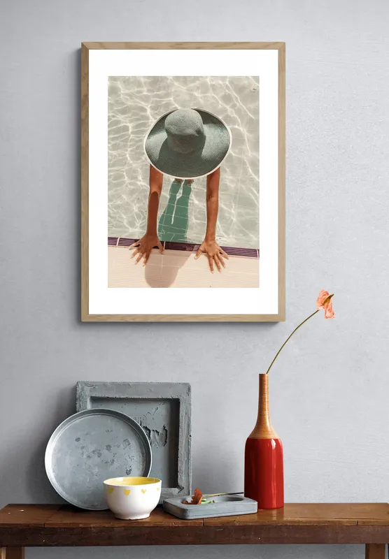 Постер «Отдых в Бассейне» над диваном в гостиной