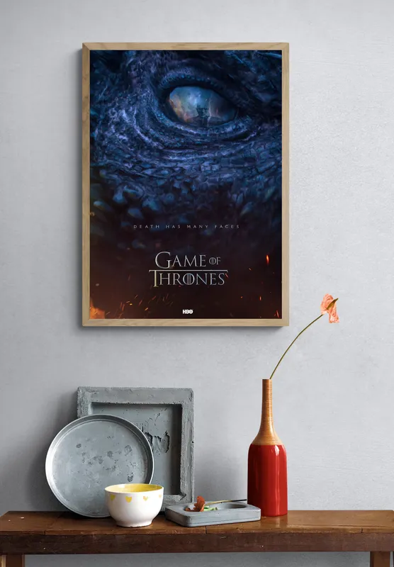 Постер «Игра престолов. Дракон» над диваном в гостиной