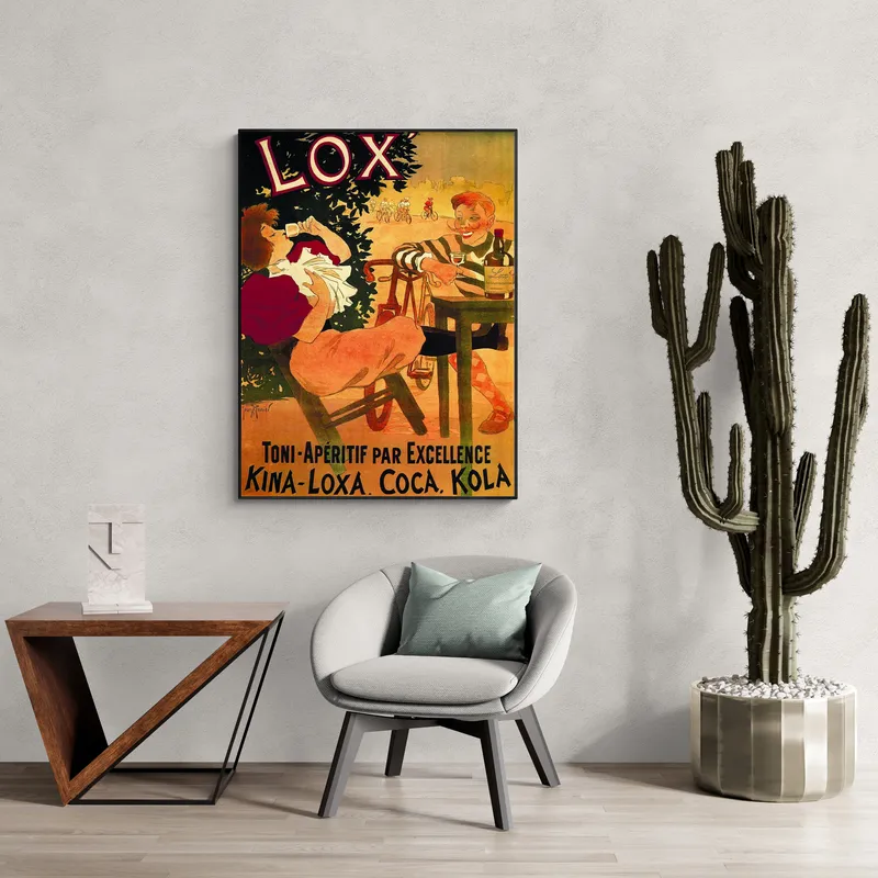 Постер «Реклама напитков» над диваном в гостиной