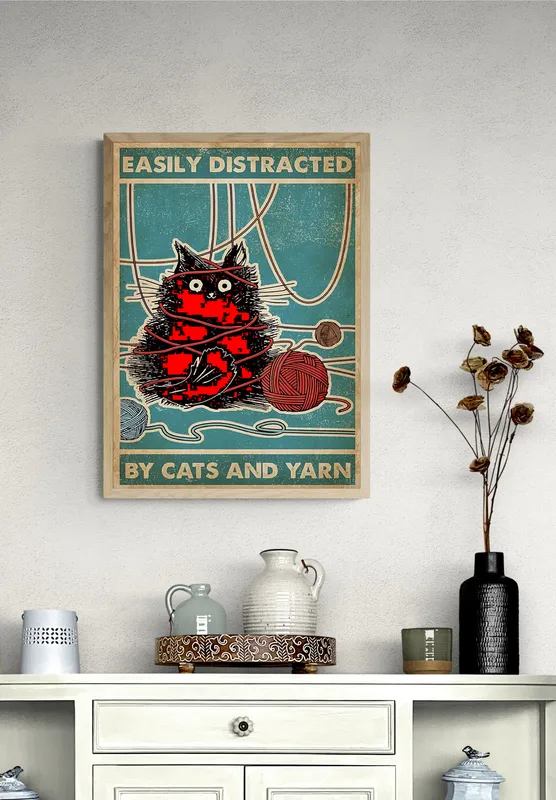 Постер «Кот с клубком» на стене в офисе