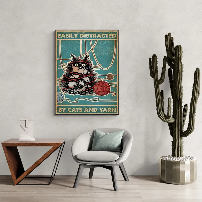 Постер «Кот с клубком» над диваном в гостиной