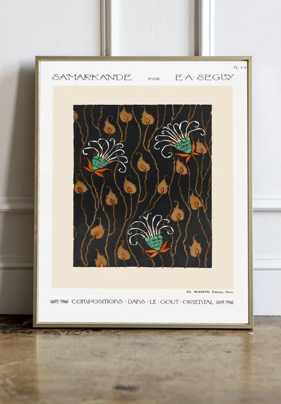 Постер «Ночной Лес» над диваном в гостиной