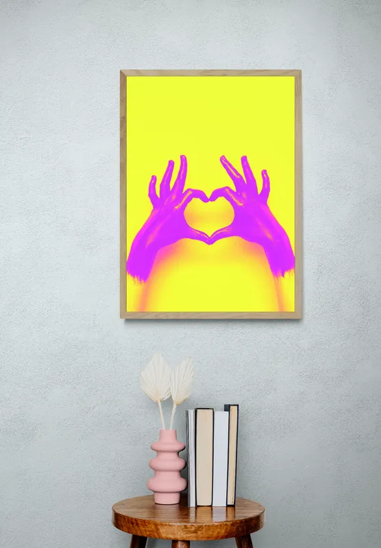 Постер «Постер Руки» над диваном в гостиной