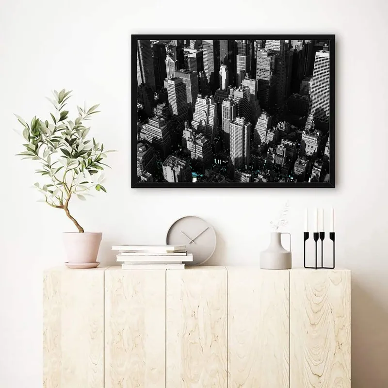 Постер «Нью-Йоркские высотки» над диваном в гостиной