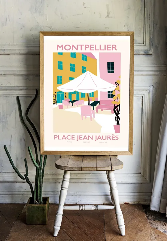Постер «Монпелье - Площадь Жана Жореса» над диваном в гостиной