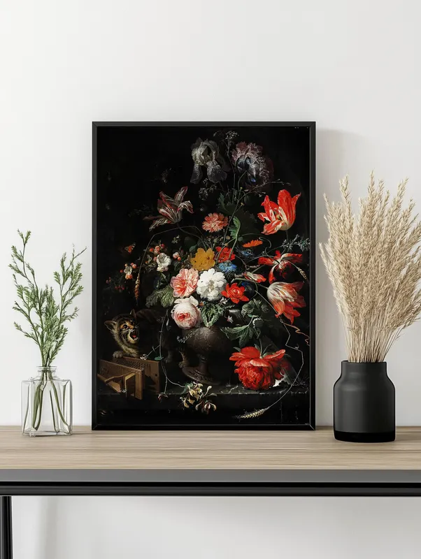 Постер «Перевернутый букет» над диваном в гостиной