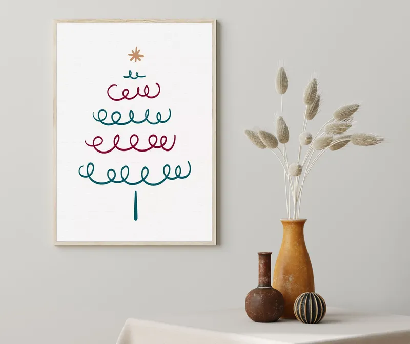 Постер «Новый Год - Цветная елка» над диваном в гостиной