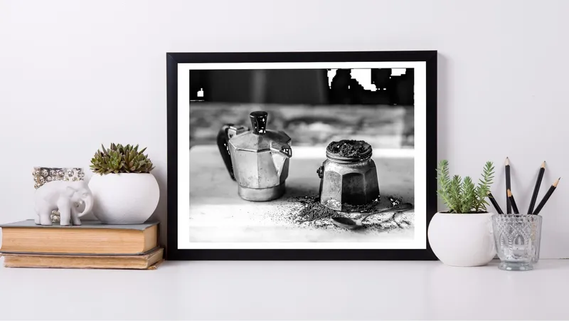 Постер «С ароматом кофе» над диваном в гостиной